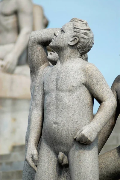 Oslo, Norveç - 06 Temmuz 2006: Gustav Vigeland açık hava şık Park Oslo, Norveç ünlü sanatçı tarafından yapılan granit heykel parçası.