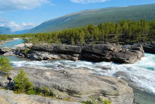 Summer Krajobraz Rzeką Przechodzącej Przez Dolinę Góry Tworząc Wodospad Donfoss — Zdjęcie stockowe