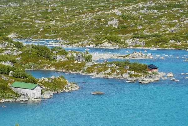 Geleneksel Cottages Adlı Bir Göl Kıyısı Kırsal Norveç Yaz Yatay — Stok fotoğraf