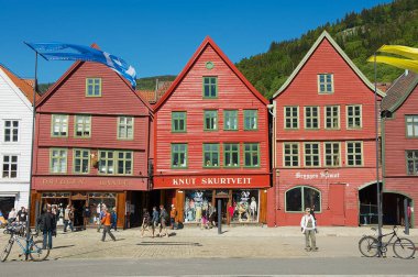 Bergen, Norveç - 06 Haziran 2010: Bryggen Bergen, Norveç'te, kimliği belirsiz insanlar yürümek. Bryggen bir Unesco Dünya Heritge sitedir.