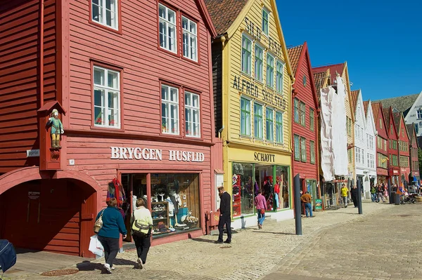 ベルゲン ノルウェー 2010 身元不明者はノルウェー ベルゲンのブリッゲンで歩きます ブリッゲンがユネスコ世界 Heritge サイトです — ストック写真