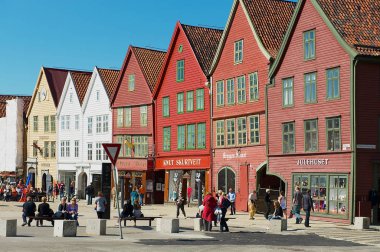 Bergen, Norveç - 06 Haziran 2010: Tanımlanamayan insanlar Bergen, Norveç'te tarihi Bryggen quarter adlı yürüyüş. Bryggen UNESCO tarafından Dünya Heritge olduğunu.