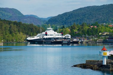 Tveit, Norveç - 06 Haziran 2010: Feribot tekne yük limanda Tveit, Norveç.