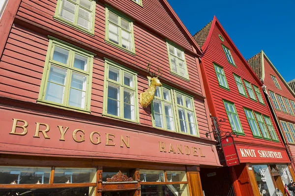 卑尔根 2006年7月06日 红色被绘的老木建筑的门面在历史 Bryggen 处所在卑尔根市中心 — 图库照片