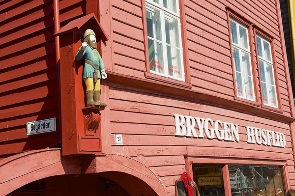 Bergen Norsko Červenec 2006 Fasádní Červené Malované Staré Dřevěné Budovy — Stock fotografie
