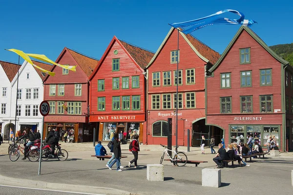 ベルゲン ノルウェー 2010 身元不明者はベルゲン ノルウェー ブリッゲン歴史地区に徒歩です ブリッゲンがユネスコ世界 Heritge サイトです — ストック写真