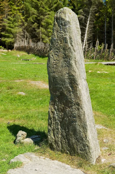 Kamroy Noruega Junio 2010 Piedra Hito Tradicional Pueblo Vikingo Reconstruido —  Fotos de Stock