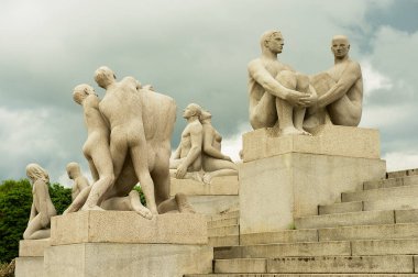 Oslo, Norveç - Julne 09, 2010: Gustav Vigeland açık hava şık Park Oslo, Norveç ünlü sanatçı tarafından yapılan granit heykeller.