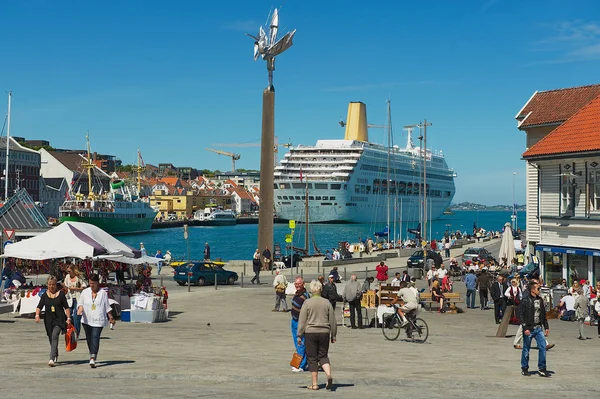 Stavanger Norvegia Giugno 2010 Persone Non Identificate Passeggiano Lungo Strada — Foto Stock