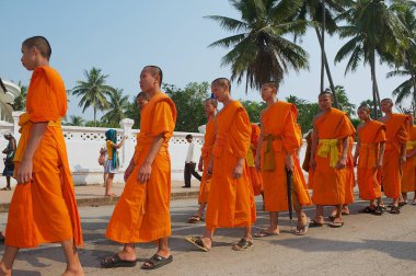 Luang Prabang, Laos - 16 Nisan 2012: Tanımlanamayan genç rahipler almak bölüm içinde Royal Palace Luang Prabang, Laos Lao yeni yıl kutlama sırasında dini alayı Wat Mai Budist Tapınağı.