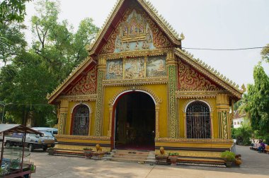 Vientiane, Laos - 22 Nisan 2012: Cephe Vientiane, Laos Wat Si Muang Budist Tapınağı.