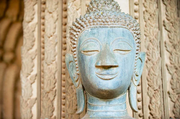Πρόσωπό Της Ένα Αρχαίο Άγαλμα Βούδα Που Βρίσκεται Έξω Από — Φωτογραφία Αρχείου