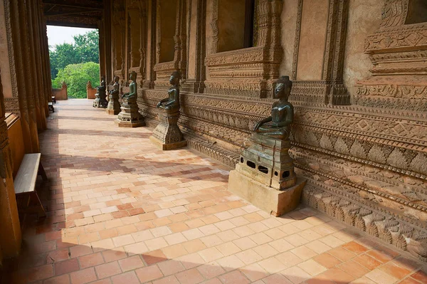 Vientiane Laos Abril 2012 Antiguas Estatuas Buda Ubicadas Largo Pared — Foto de Stock