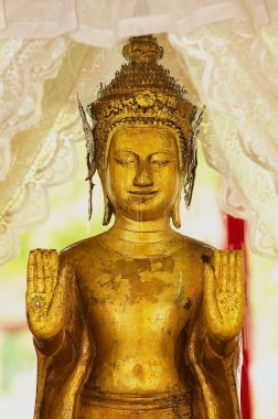 Luang Prabang, Laos Lao yeni yıl kutlama sırasında halka göstermek için Wat Mai Budist Tapınağı dışında geçen ünlü antik Pra Bang heykeli altın.