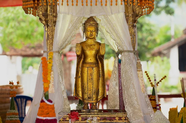 在老挝的琅勃拉邦庆祝老挝新年庆典上 著名的古代金 Pra 塑像从笏寺中取出 向公众展示 — 图库照片