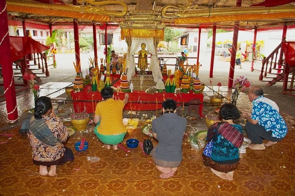 Luang Prabang Laos Kwiecień 2012 Niezidentyfikowany Ludzie Modlą Się Przed — Zdjęcie stockowe