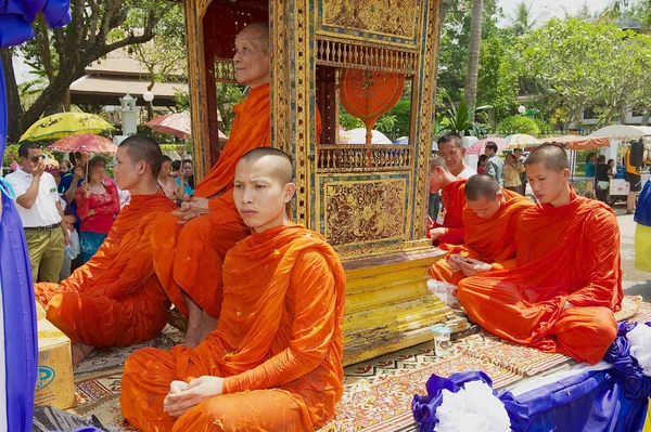 Luang Prabang Laos April 2012 Unidentified Monniken Deelnemen Aan Religieuze — Stockfoto