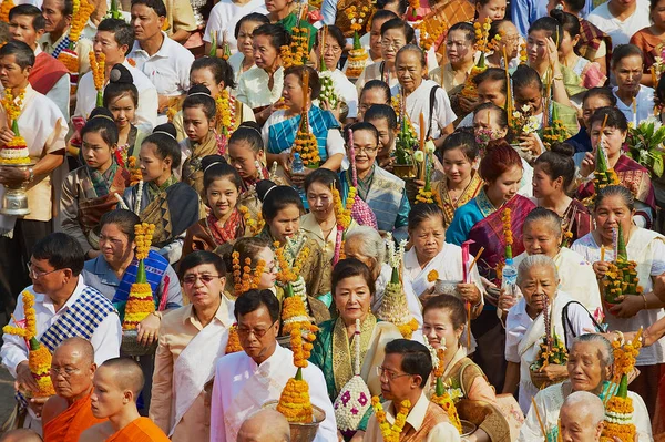 Luang Prabang, Laos - 16 Nisan 2012: Kimliği belirsiz kişi dini geçit töreninde Pra Bang (ana Buda, Luang Prabang) Kraliyet Sarayı dışında Phi Mai (Lao New Year) celebra sırasında Wat Mai Budist Tapınağı götürülüyor sonra katılmak