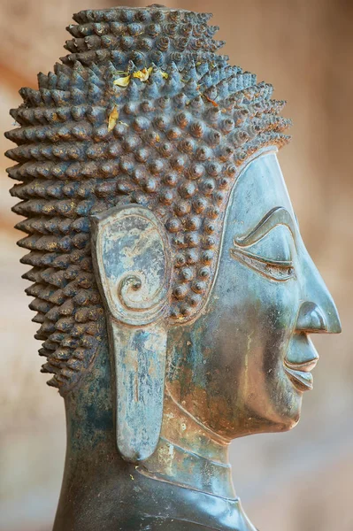 Close Rosto Uma Antiga Estátua Cobre Buda Fora Templo Hor — Fotografia de Stock