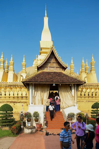 Vientiane Laos Kwiecień 2012 Niezidentyfikowanych Osób Odwiedza Luang Stupa Vientiane — Zdjęcie stockowe