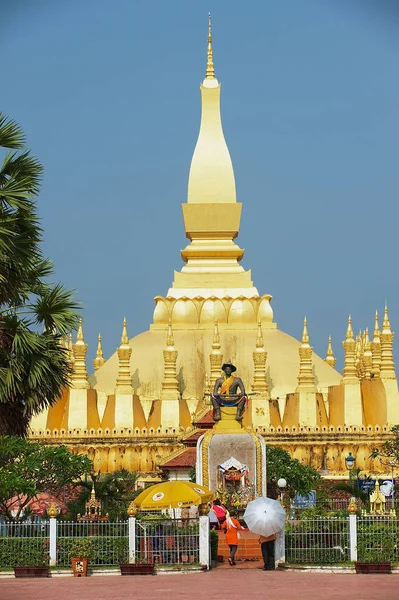 Vientiane Laos Kwiecień 2012 Niezidentyfikowanych Osób Odwiedza Pha Luang Stupa — Zdjęcie stockowe