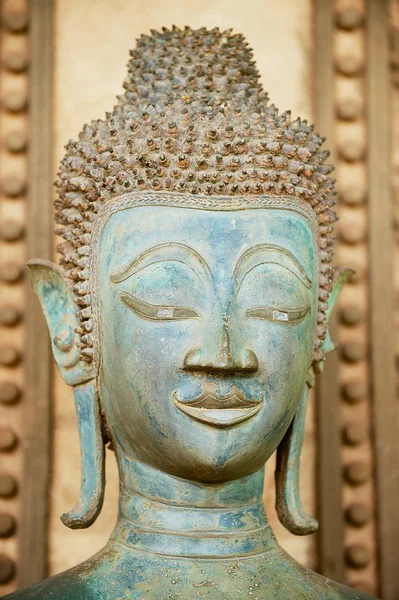 Close Rosto Uma Antiga Estátua Cobre Buda Fora Templo Hor — Fotografia de Stock