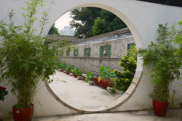 Makao, Çin - 09 Eylül 2013: Tarihi geleneksel zengin mandalina evde Makao, Çin ay girişine görünümüne.