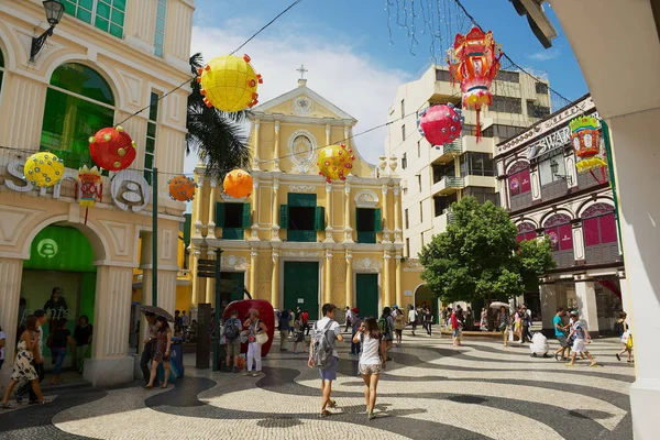 Macau China September 2013 Unidentified Toeristen Lopen Voor Dominic Kerk — Stockfoto