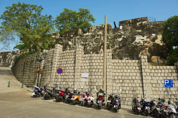 Macau China September 2013 Außenmauer Der Guia Festung Mit Motorrädern — Stockfoto