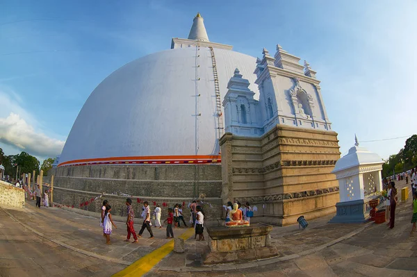 Anuradhapura Sri Lanka Maggio 2011 Persone Non Identificate Visitano Ruwanwelisaya — Foto Stock