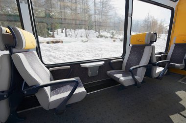 Zermatt, İsviçre - 03 Mart 2009: Panoramik ikinci sınıf tren Matterhorn Gotthard Bahn Zermatt arasındaki Brig arabada iç. 