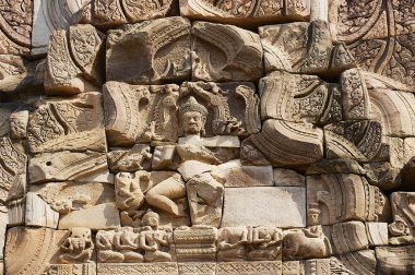 Phimai Tarih Parkı (Prasat Hin Phimai) Tayland Hindu Tapınağı kalıntıları, dini motiflerle oyma kumtaşı.