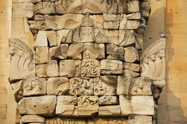 Zandsteen Snijwerk Met Religieuze Motieven Ruïnes Van Hindoeïstische Tempel Phimai — Stockfoto