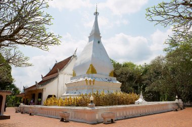 Loei, Tayland - 18 Nisan 2010: Phra ki Si şarkı Rak Tapınağı: Loei, Thailand eğimli stupa ile.