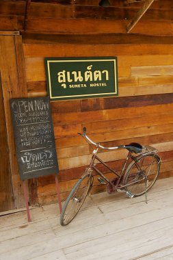 Chiang Khan, Tayland - 17 Nisan 2010: Eski bisiklet girişinde bir pansiyonlar içinde Chiang Khan, Thailand.
