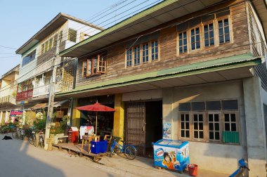 Chiang Khan, Tayland - 17 Nisan 2010: Geleneksel konut içinde Chiang Khan, Tayland ile sokak görünümüne