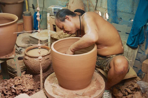 Nakhon Ratchasima Thailand April 2010 Man Produces Traditional Clay Pottery — Stock Photo, Image