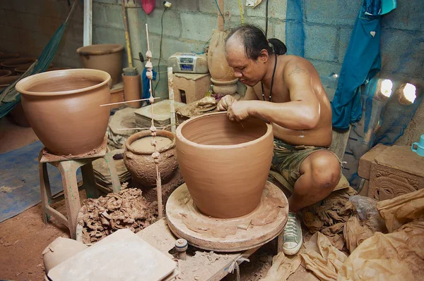 Nakhon Ratchasima Thailand April 2010 Man Produces Traditional Clay Pottery — Stock Photo, Image