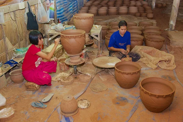 Nakhon Ratchasima, Tayland - 10 Nisan 2010: Nakhon Ratchasima, Tayland bir atölyede geleneksel kil çömlek kimliği belirsiz kadın süslemeleri.