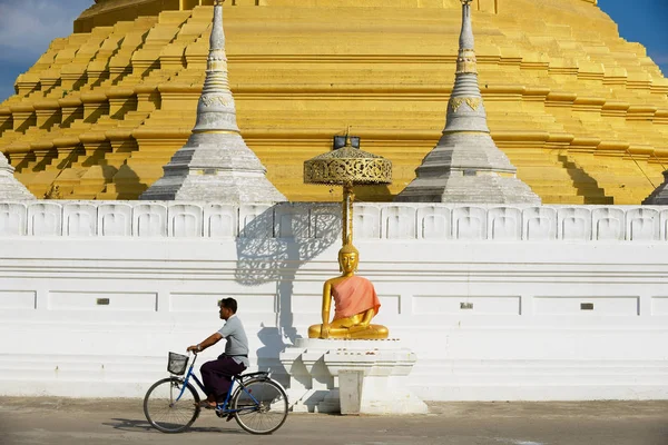 Mae Sot Thailand November 2013 Unidentified Man Rides Bicycle Front — Stock Photo, Image