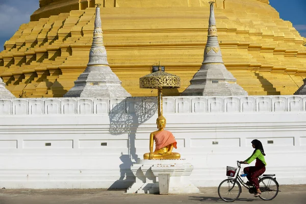 Mae Sot Thailand November 2013 Unidentified Woman Rides Bicycle Front — Stock Photo, Image