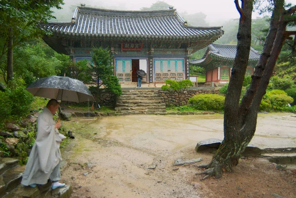 Incheon Coréia Setembro 2008 Monge Caminha Pelo Território Templo Jeondeungsa — Fotografia de Stock
