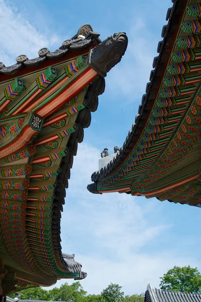 Seoul, Kore - 31 Ağustos 2008: Geleneksel çatı Gyeongbokgung Sarayı Seul, Kore tarihi binaların. 