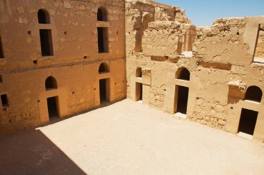 İç avluya terk edilmiş çöl kalesinin yakınındaki Amman, Ürdün Qasr Kharana (Kharanah veya Harrana). 8. yüzyılda, Kervansaray kullanılan inşa.
