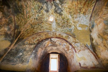 : Zarqa, Jordan - 23 Ağustos 2012: Tavan dekorasyonu, bir antik Emevi çöl Castle, Qasr Amra: Zarqa, Jordan parçası.