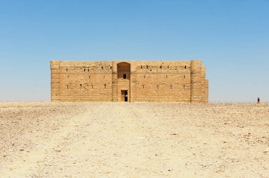 Amman, Ürdün - 23 Ağustos 2012: Çöl kale Amman, Ürdün yakınındaki Qasr Kharana (Kharanah veya Harrana). 8. yüzyılda, Kervansaray kullanılan inşa.