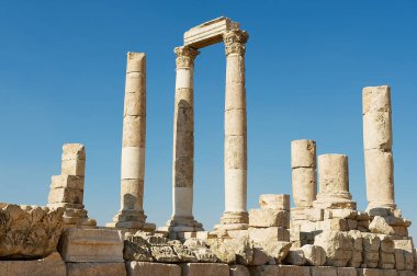 Amman, Ürdün Amman Kalesi, antik taş sütunlar.