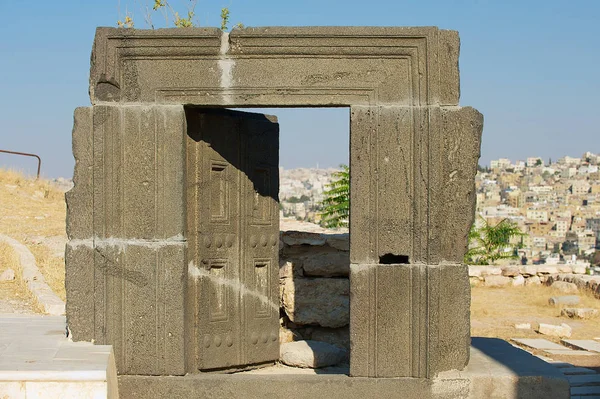 Antigua Puerta Basalto Tallada Ciudadela Ammán Con Ciudad Fondo Ammán — Foto de Stock