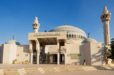Amman, Ürdün - 18 Ağustos 2012: Kral Abdullah Camii mavi gökyüzü: Amman, Jordan.
