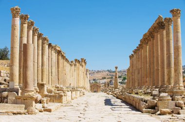 Antik Roma şehri Gerasa (modern Jerash) Ürdün Decumanus Maximus sütunlar.